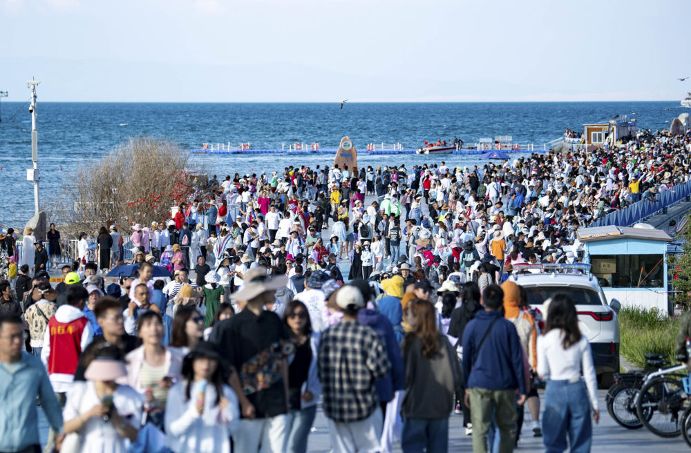 2023年8月2日,游客在青海湖二郎剑景区游玩。 新华社发(潘彬彬摄).jpg