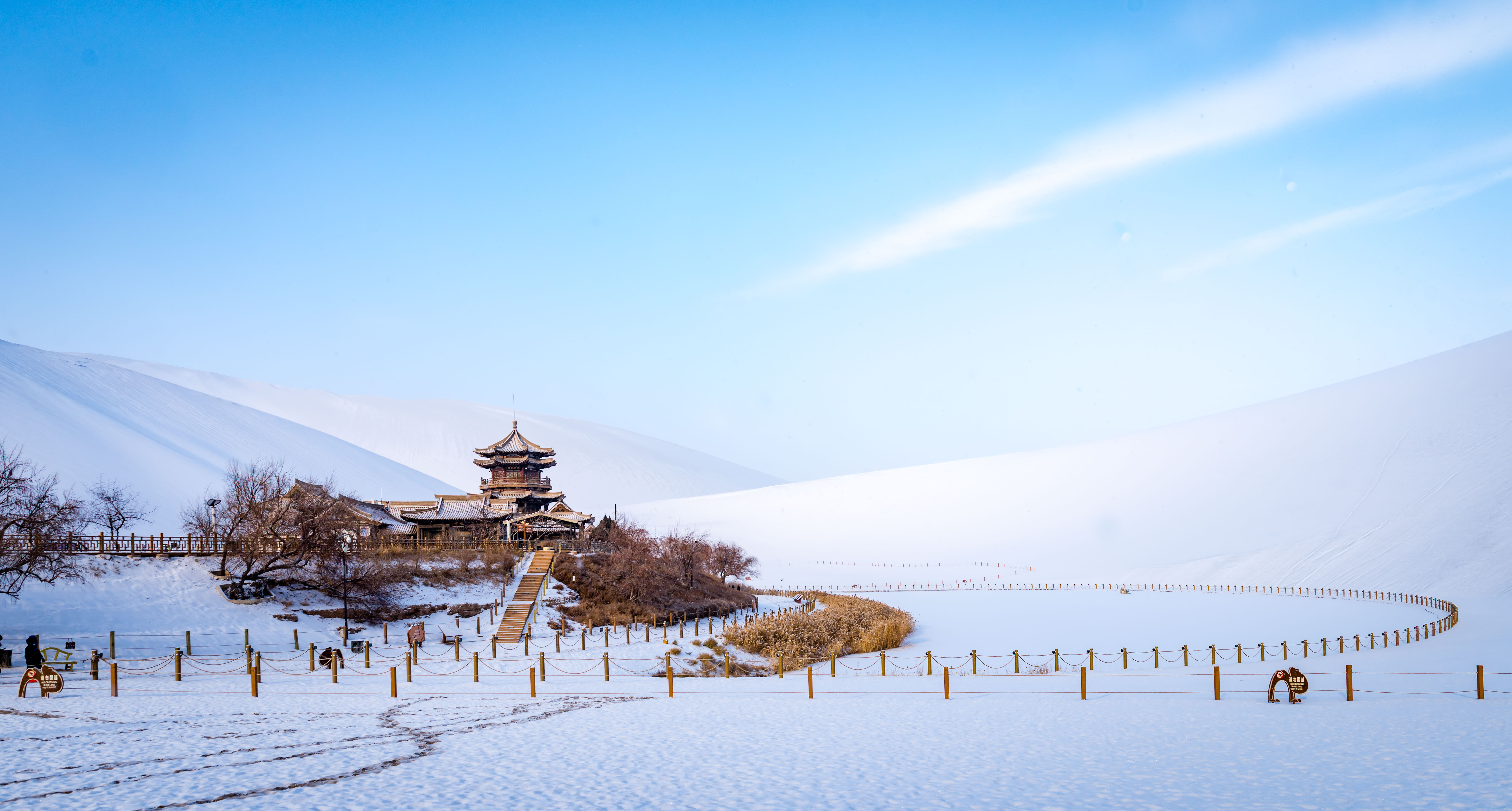 月牙泉景区冬季_副本.jpg
