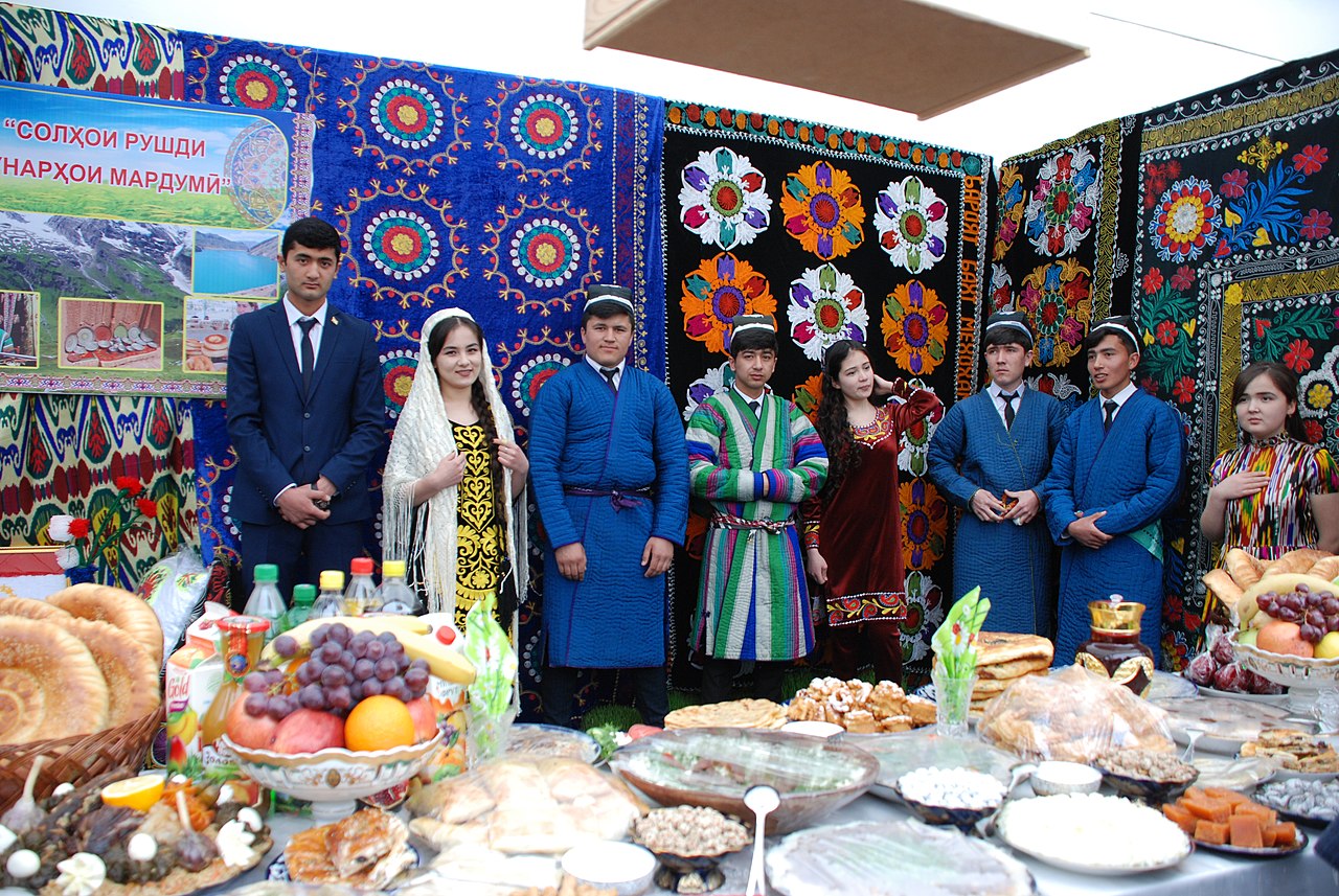 1280px-Tajik_national_folk_costume_during_Nawruz_celebration.jpg